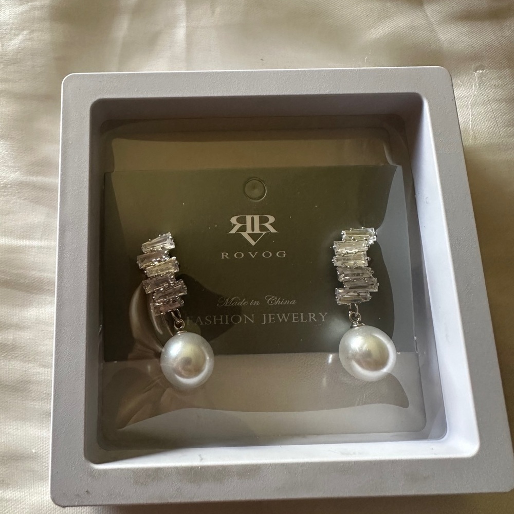 OVO Elegant Silver and Pearl Earrings